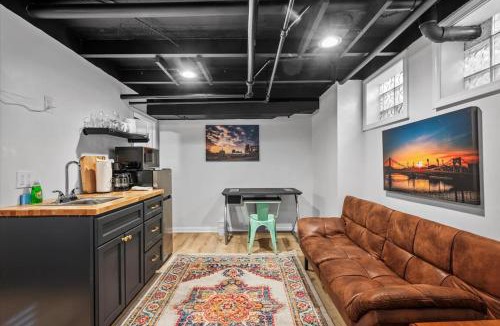 Shadyside Apartment | The Walnut Suites - The Emerald Suite