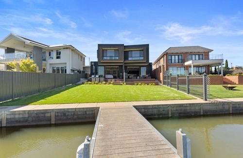 Yarrawonga House | The Waterfront Yarrawonga
