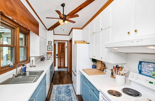 Prosperity House | The Water’s Edge | Sleeps 8 | Incredible Views