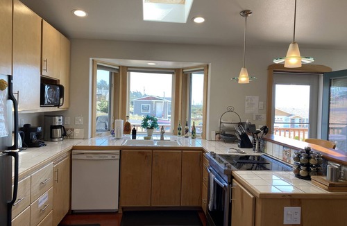 Sandpiper Village House | The Waves House! Breathtaking Ocean View, Hot Tub, King Beds, Dog-Friendly.