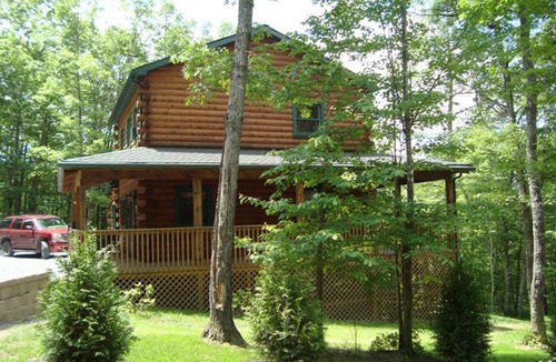 True Cabin | The West Virginian 3 storey log cabin in 10 acre wooded area adjacent to Pipestem State Park and Resort.