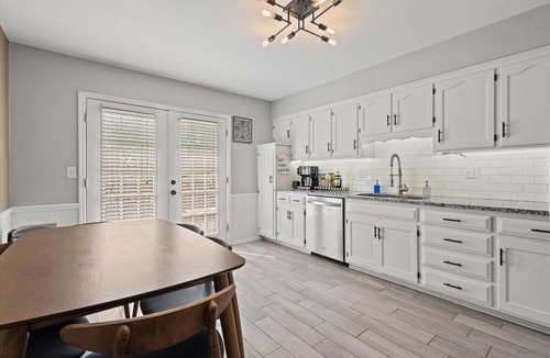 West Plaza Apartment | The Westwood Escape – Sleeps 6, Walk to Park & Plaza!
