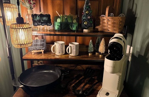 Springfield Apartment | The Whispering Oak is a private and cozy getaway with its own private entrance!