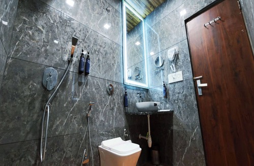 Garjia Hotel | The Whispering Oaks Corbett