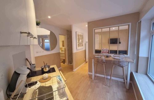 Calais Apartment | The White cosy, maxi studio in the city center, 1 km from the train station, tourism/business