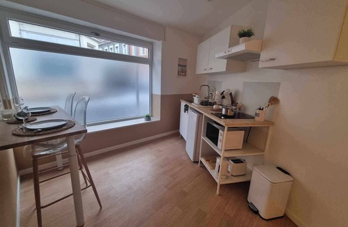 Calais Apartment | The White cosy, maxi studio in the city center, 1 km from the train station, tourism/business