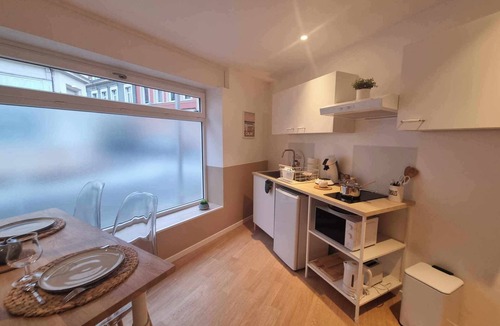 Calais Apartment | The White cosy, maxi studio in the city center, 1 km from the train station, tourism/business