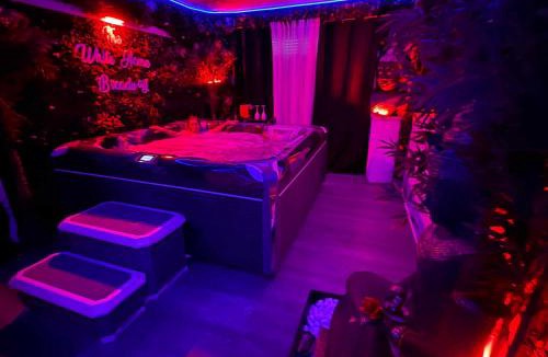 Chateauroux House | The White Home Broadway Love Room
