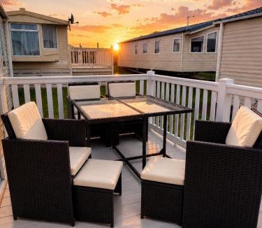 Eyemouth House | The Willow Caravan Cliff Top Coastal Retreat at Eyemouth Holiday Park Sleeps 6 Near Beach