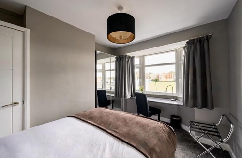 Oadby Apartment | The Willow, Stylish & Central Home with Parking