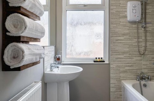 Oadby Apartment | The Willow, Stylish & Central Home with Parking