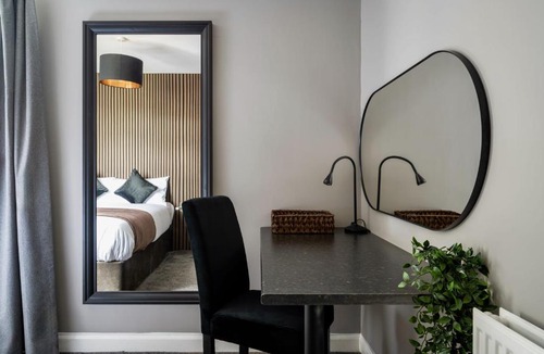 Oadby Apartment | The Willow, Stylish & Central Home with Parking