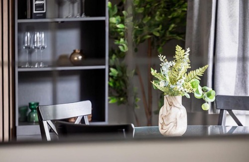 Oadby Apartment | The Willow, Stylish & Central Home with Parking