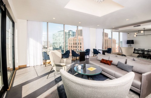 Logan Square Hotel | The Windsor Suites