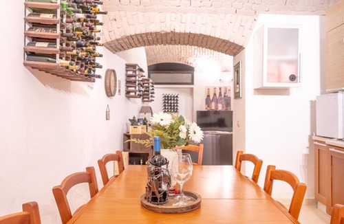 Abbadesse Apartment | The Wine Cave, Cool & Spacious 2BR, Steps from Milano Centrale, ideal for large groups and families