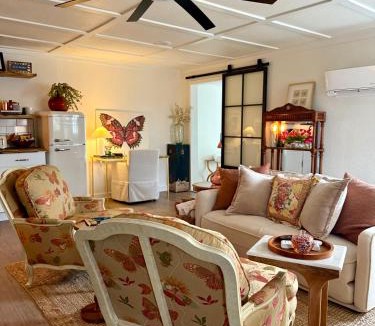 Eureka Springs House | The Wing - luxurious king suite tiny studio home!