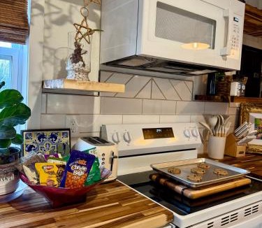 Eureka Springs House | The Wing - luxurious king suite tiny studio home!
