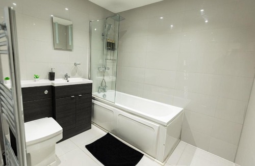 Wolverhampton Apartment | The Wolverhampton Retreat- Free Parking