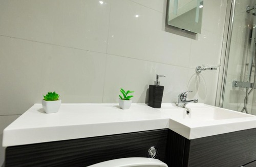 Wolverhampton Apartment | The Wolverhampton Retreat- Free Parking