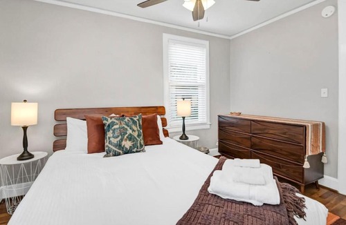Forest Acres House | The Woodland Cottage - 3BR 1BA