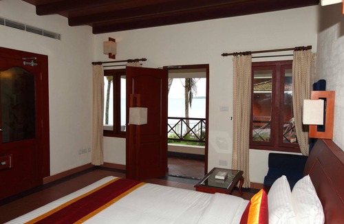 Thanneermukkom Hotel | The World Backwaters