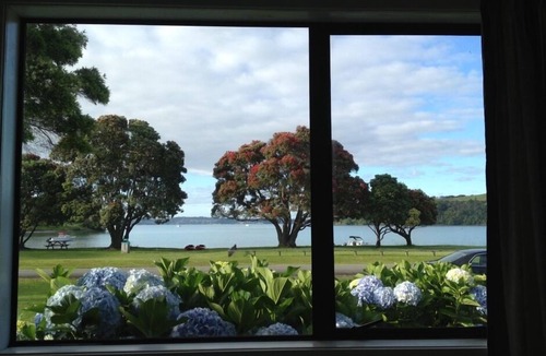 Tawharanui House | The Yellow Bach on Campbells Beach; kayaks wifi Sky Sport Netflix sleeps 4