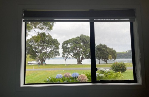 Tawharanui House | The Yellow Bach on Campbells Beach; kayaks wifi Sky Sport Netflix sleeps 4