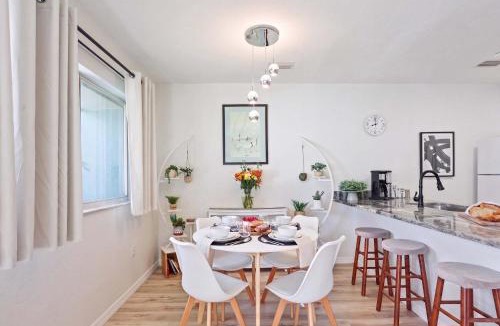 Gainesville House | The YinYang - King Bed , Workspace , Full Kitchen