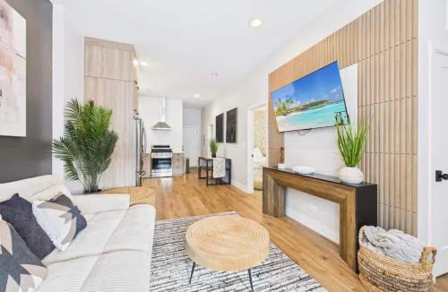 West Town Apartment | The Zen Duplex Two Private Suites for Groups