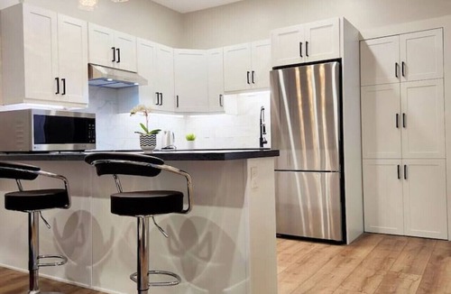 Downtown Apartment | The Zen Escape Modern Queen-Bed Full Apartment