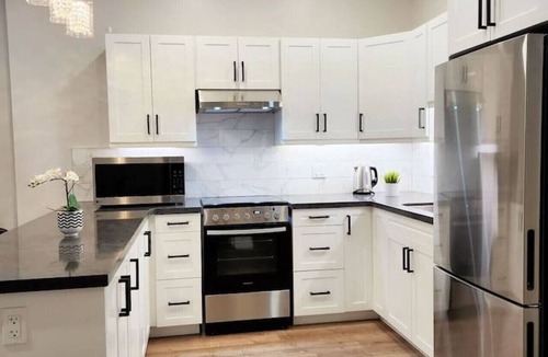 Downtown Apartment | The Zen Escape Modern Queen-Bed Full Apartment