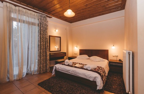 Vitina Hotel | Thea Mainalou