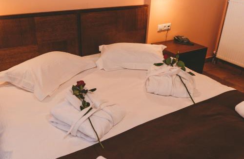 Vitina Hotel | Thea Mainalou