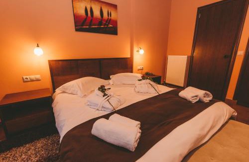 Vitina Hotel | Thea Mainalou