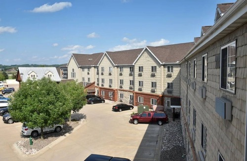 Onalaska Hotel | Theme Mini Suite l Pool & Free Parking | 5mi to Onalaska Omni Center