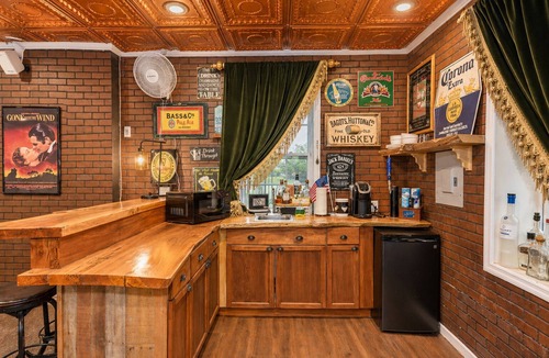 Fairvilla House | Themed Speak Easy w/Pool, Hottub & Lake