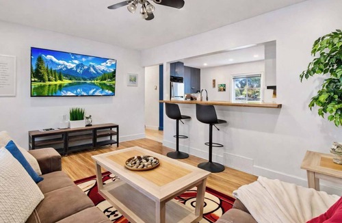 Northwest Calgary House | TheOwl PetFriendly PacknPlay HighChair AC