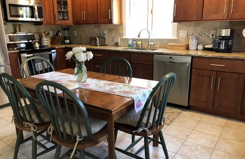 Middletown House | Third Beach Coastal Retreat - Pet-Friendly – 3Bdr-4Bed - 5min Walk to Beach