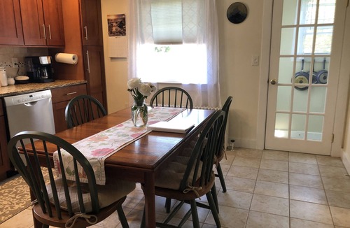Middletown House | Third Beach Coastal Retreat - Pet-Friendly – 3Bdr-4Bed - 5min Walk to Beach