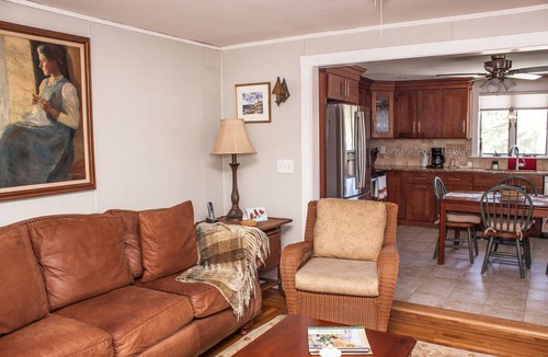 Middletown House | Third Beach Coastal Retreat - Pet-Friendly – 3Bdr-4Bed - 5min Walk to Beach