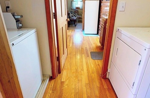 East Chop Apartment | Third Floor 3BR Chimney Suite + Deck Access + Walk to Beach +Washer/Dryer