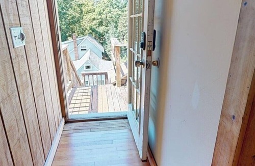 East Chop Apartment | Third Floor 3BR Chimney Suite + Deck Access + Walk to Beach +Washer/Dryer