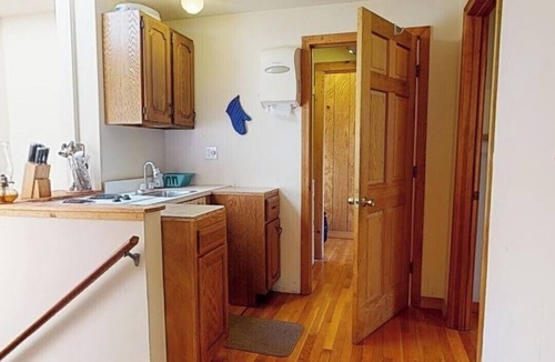 East Chop Apartment | Third Floor 3BR Chimney Suite + Deck Access + Walk to Beach +Washer/Dryer