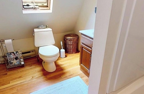 East Chop Apartment | Third Floor 3BR Chimney Suite + Deck Access + Walk to Beach +Washer/Dryer