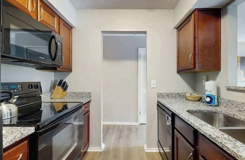 North Capitol Condo | Third-Floor Riverfront Condo w/Balcony, Pool, & Fast WiFi – Near Broadway!
