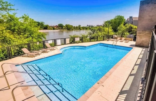 North Capitol Condo | Third-Floor Riverfront Condo w/Balcony, Pool, & Fast WiFi – Near Broadway!