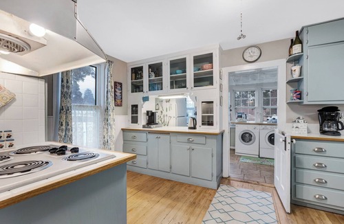 Salida House | This 2-bedroom Victorian cottage features comfortable, modern furnishings, well-equipped kitchen, and a spacious green yard with a shady back patio and a front porch swing. On the quiet edge of downtown, across the street from Alpine Park.