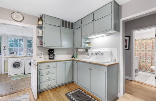 Salida House | This 2-bedroom Victorian cottage features comfortable, modern furnishings, well-equipped kitchen, and a spacious green yard with a shady back patio and a front porch swing. On the quiet edge of downtown, across the street from Alpine Park.