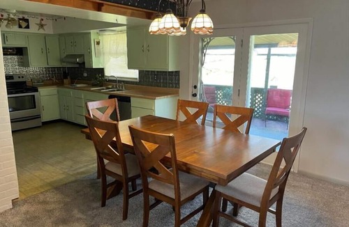 Bloomington House | This 3 bedroom 2 bathroom home is 2.1 miles away from IU’s Memorial Stadium