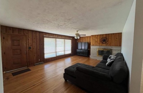 Bloomington House | This 3 bedroom 2 bathroom home is 2.1 miles away from IU’s Memorial Stadium